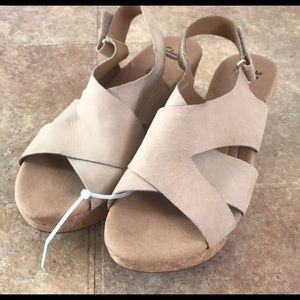 Clarks tan wedges with comfort sole 9 1/2